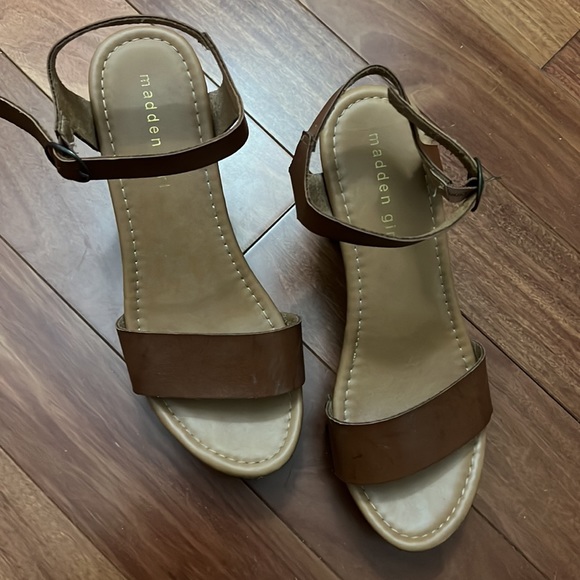 Madden girl wooden block heels in neutral color. Size 8 worn a few times - Picture 3 of 6